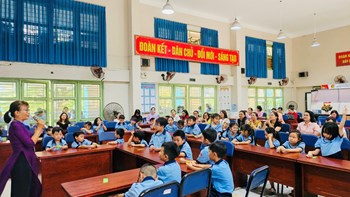Sáng ngày 7/3/2024, cô Lê Thị Tuyết Sương - TTCM tổ khối 1 lên Chuyên đề Trường học xanh - Lớp học mở với tiết Hoạt động trải nghiệm - Chủ điểm: Gia đình yêu thương